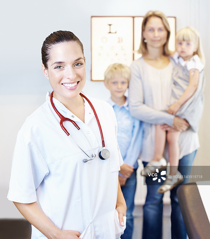 女医生与家人在诊所图片素材