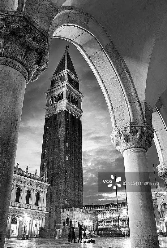 夜晚的威尼斯圣马可广场图片素材