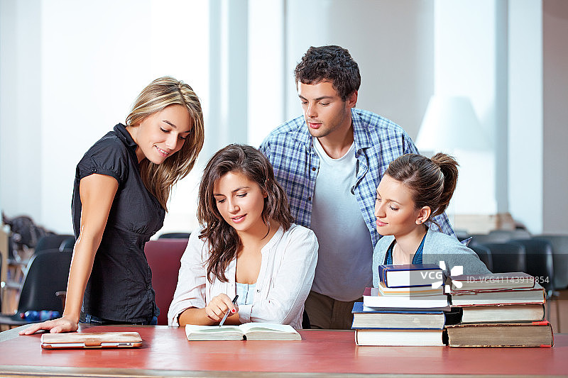 意大利学生学习场景图片素材