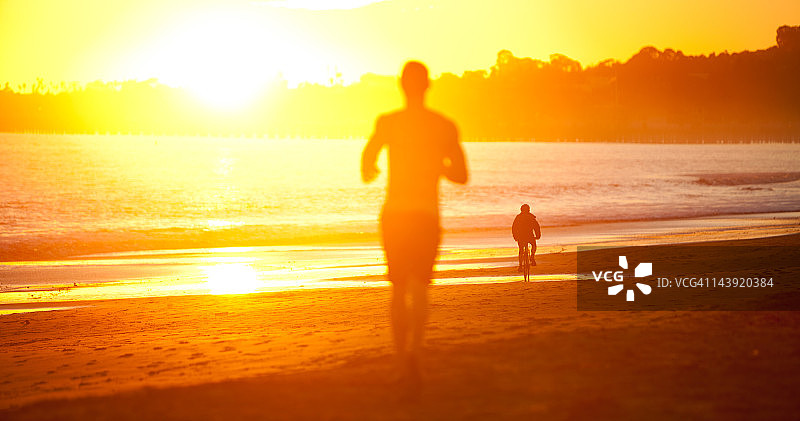 在加州圣巴巴拉的日落时分锻炼图片素材
