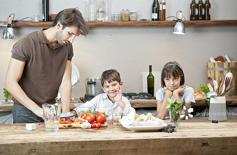 父亲和孩子们在厨房准备食物图片素材