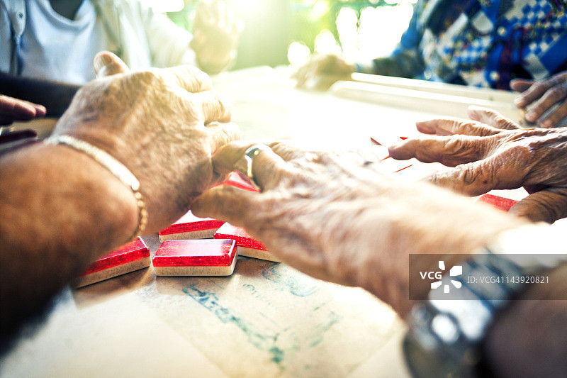 双手玩多米诺骨牌图片素材