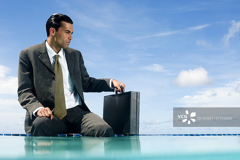 在泳池里的商人图片素材