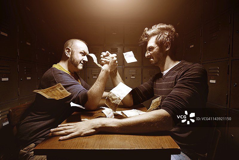 男人们正在进行掰手腕比赛图片素材