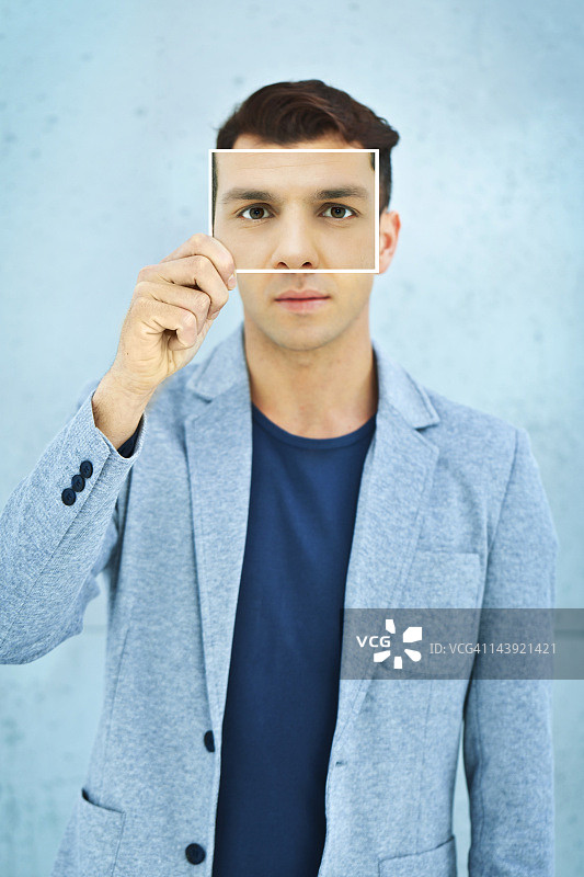 感官：男人拿着眼睛的照片图片素材