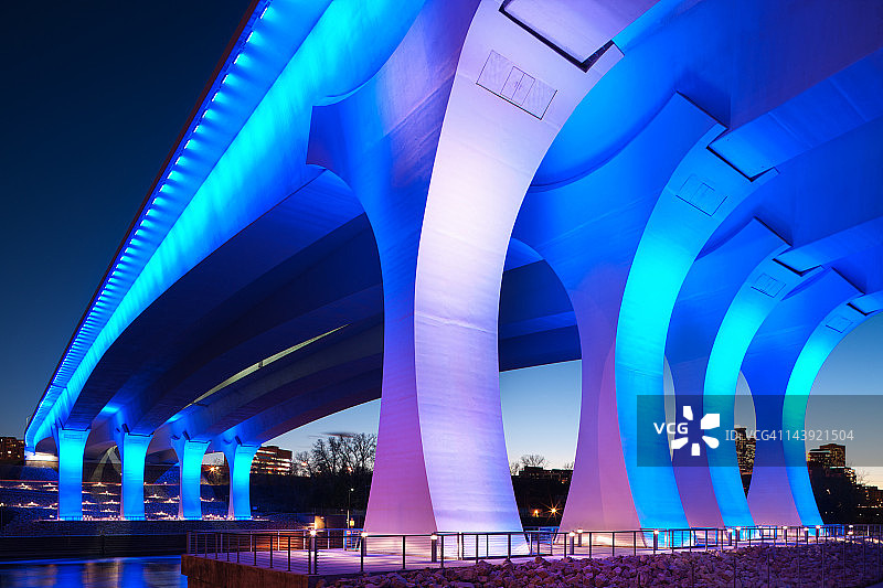 明尼苏达州明尼阿波利斯市重建的35瓦桥梁图片素材