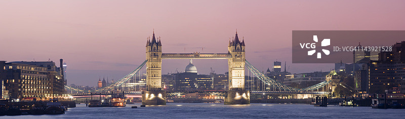 英国伦敦的塔桥和城市天际线图片素材