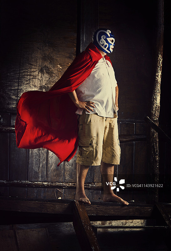 站在海滩小屋前的墨西哥摔跤手图片素材