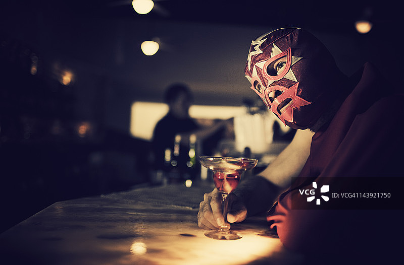 墨西哥摔跤手在酒吧图片素材