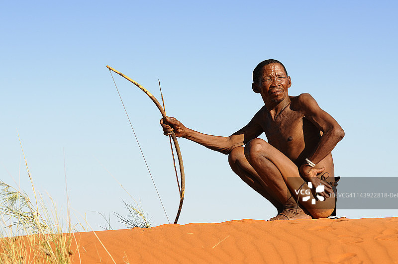 卡拉哈里沙漠中的孤独布须曼人图片素材