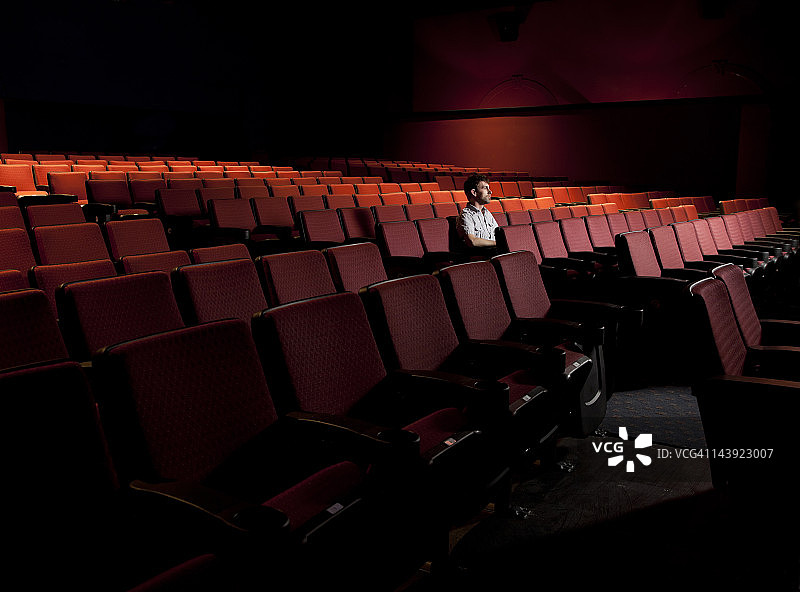 空旷剧院里的男人图片素材