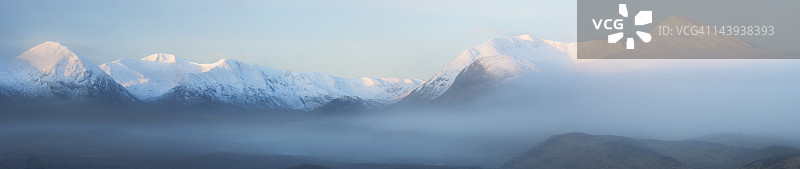 雾中黎明的雪山图片素材