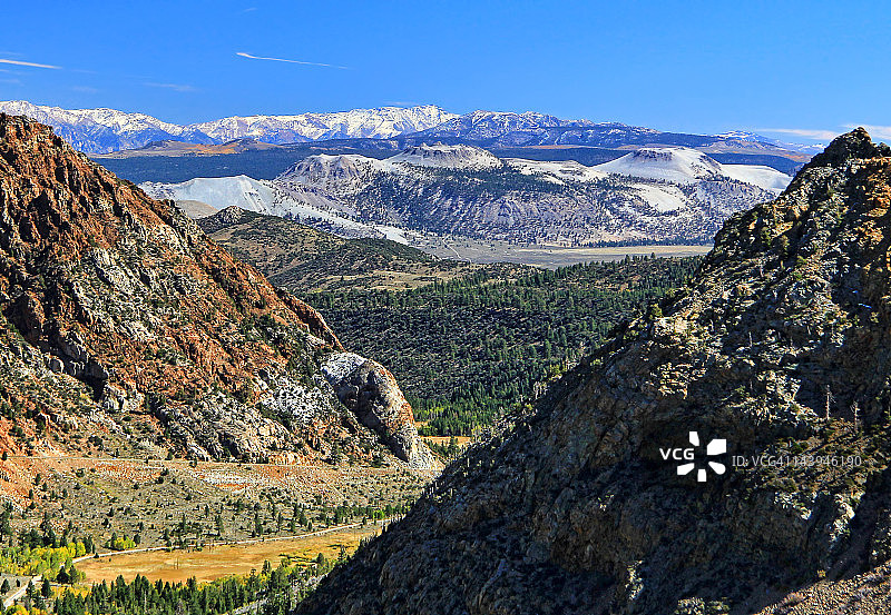 从蒂奥加隘口看莫诺湖陨石坑图片素材