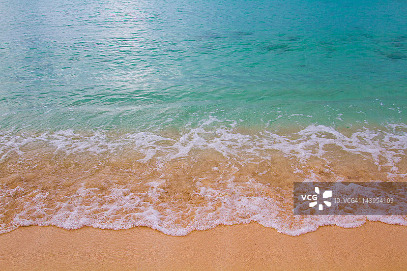 加勒比海的海水拍打在沙滩上图片素材