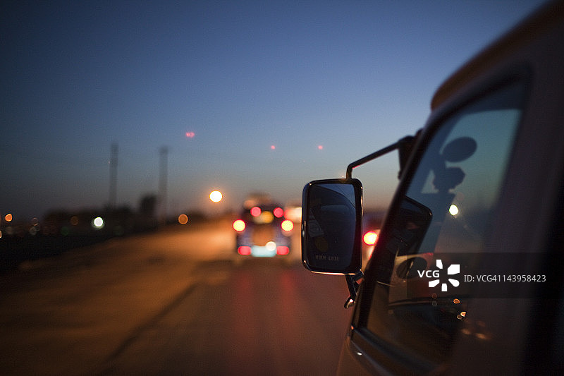 蓝色时刻街道上的迷你巴士图片素材