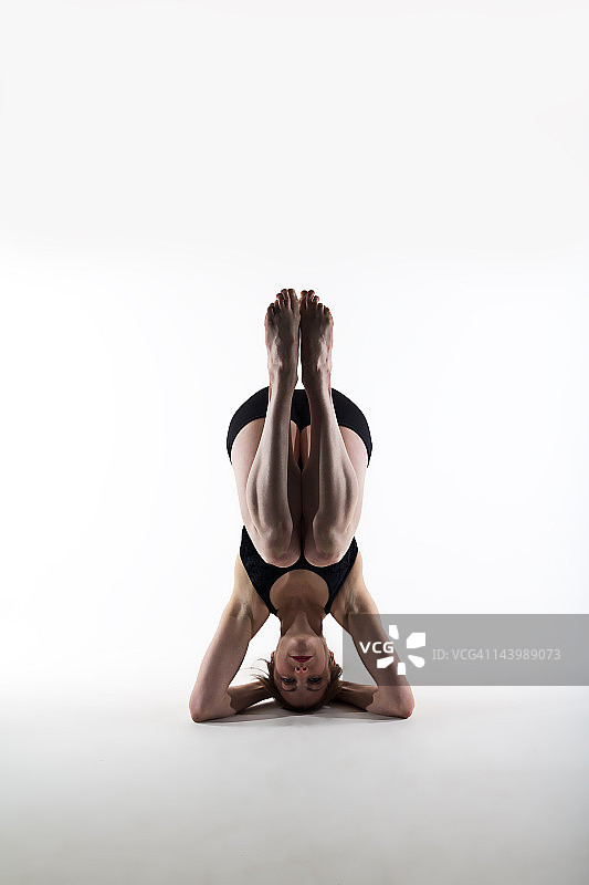 年轻女人开始做头倒立图片素材