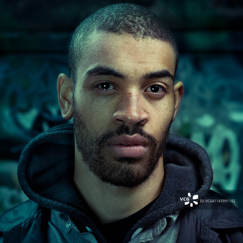 面带忧伤的男人图片素材