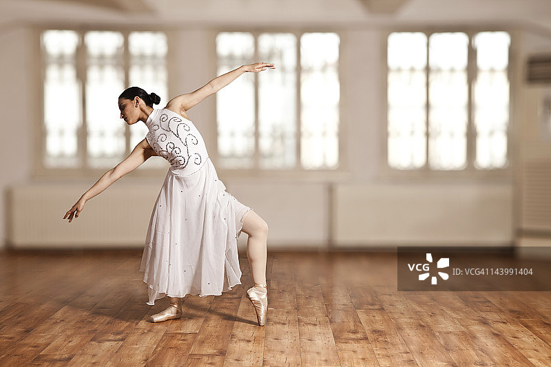 年轻女人跳芭蕾舞图片素材