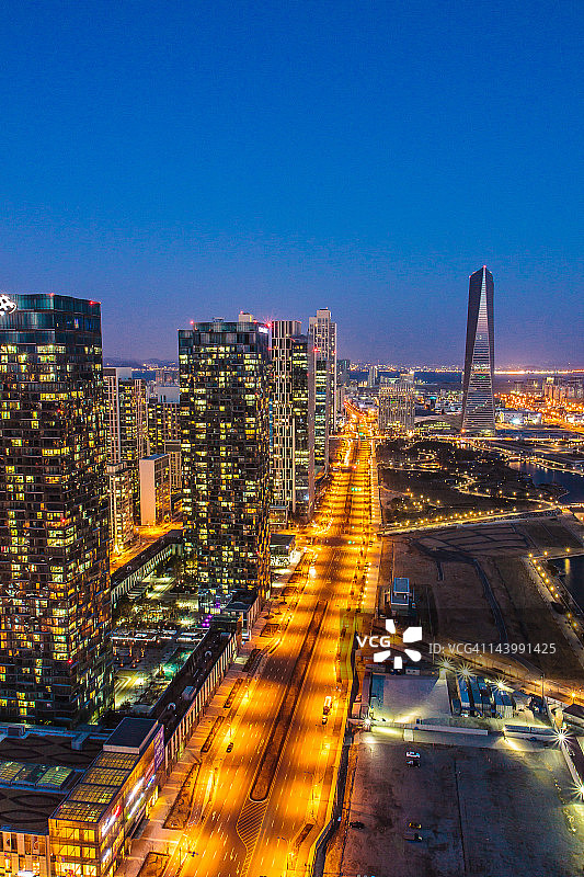 夜间摩天大楼城市景观图片素材