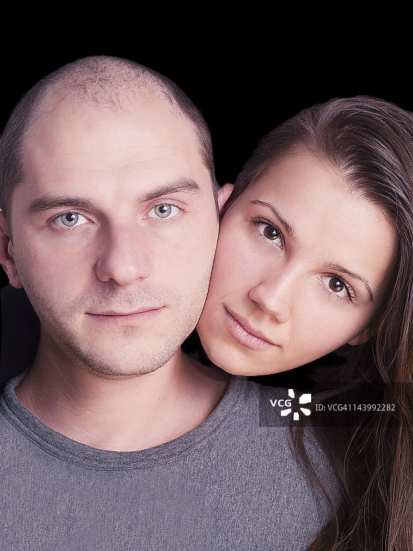 从背后抱着男人的女人图片素材