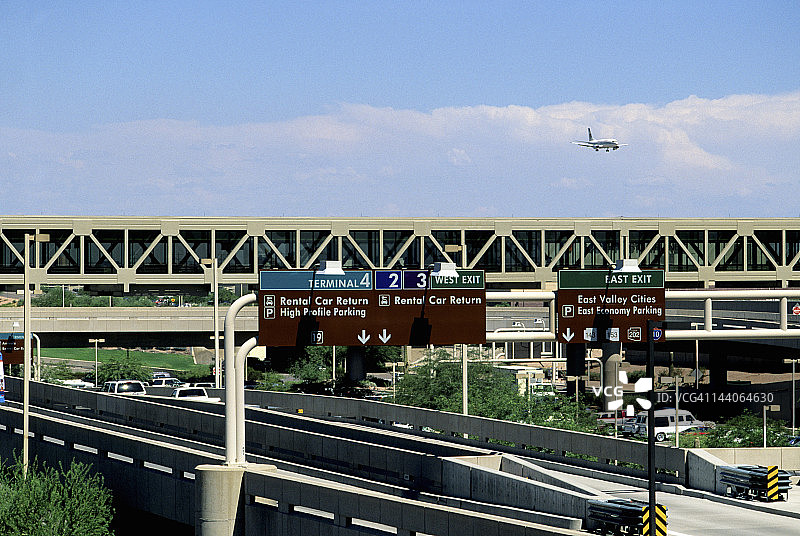 凤凰城天港机场上空的飞机图片素材