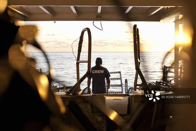 船员眺望日落图片素材