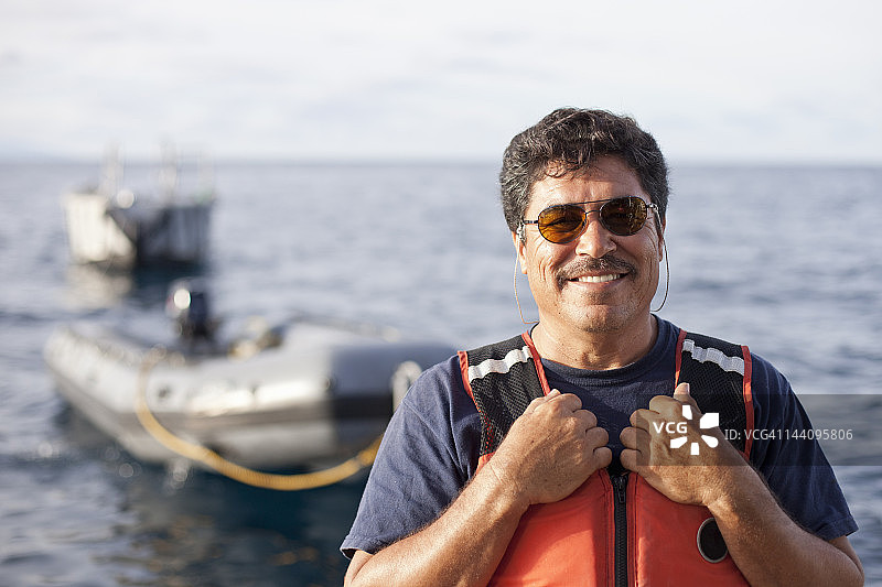 船员和他身后的充气艇图片素材