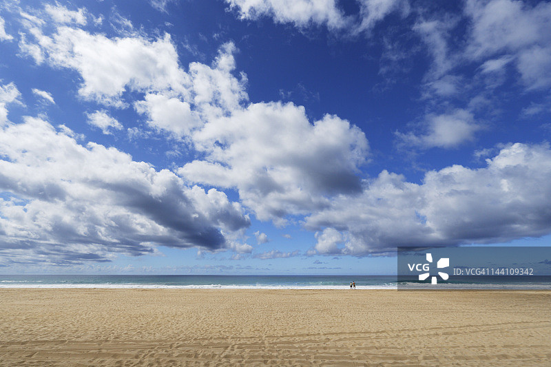 年轻情侣在波利霍尔州立公园海滩游玩图片素材