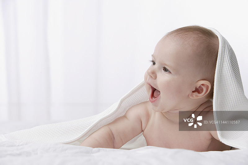 微笑的婴儿侧面照图片素材