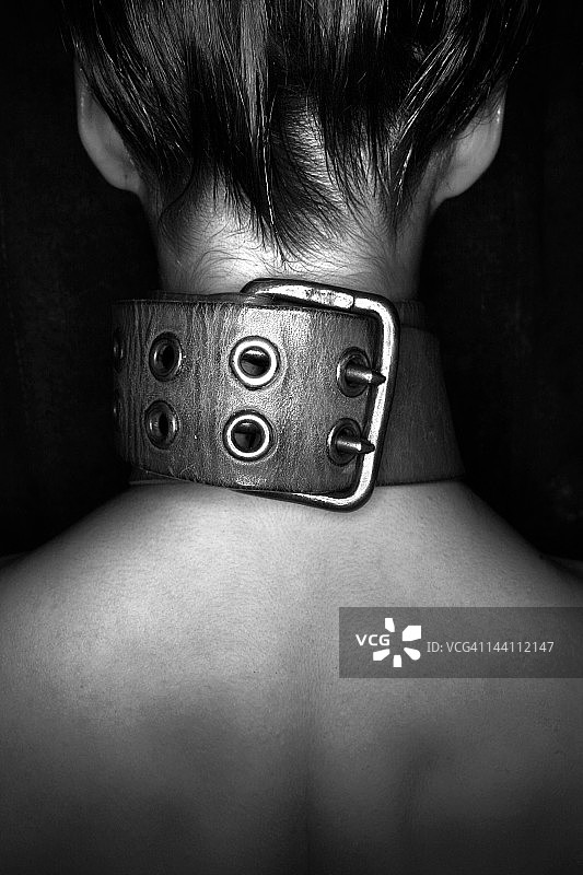 女人佩戴项圈图片素材