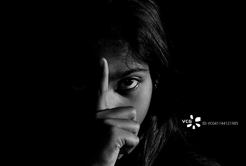 女孩半边脸灯光图片素材