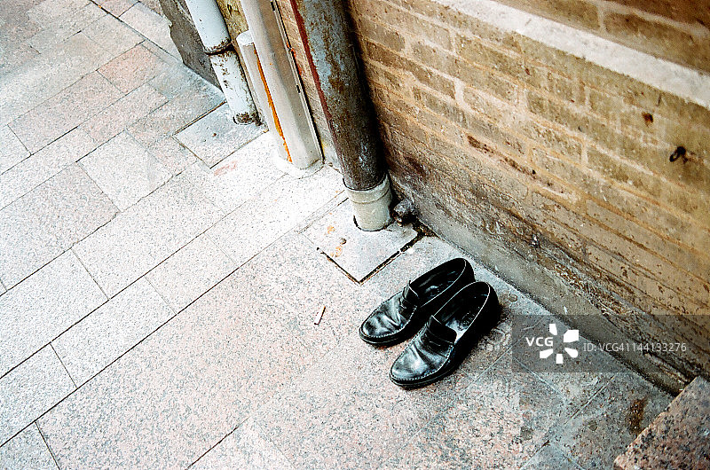 人行道上的空鞋图片素材