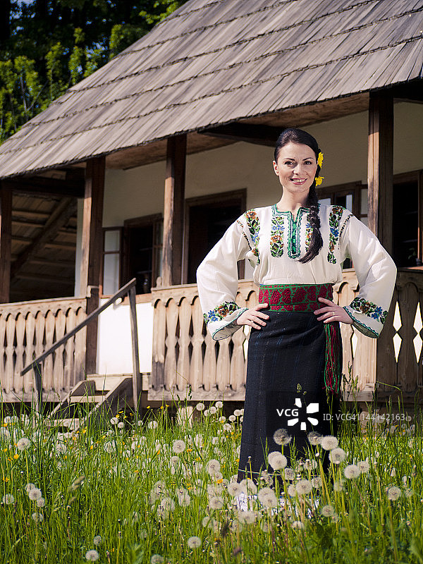 穿着布科维纳服装的女人图片素材