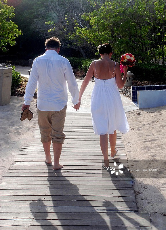 男人和女人在阳光下行走图片素材