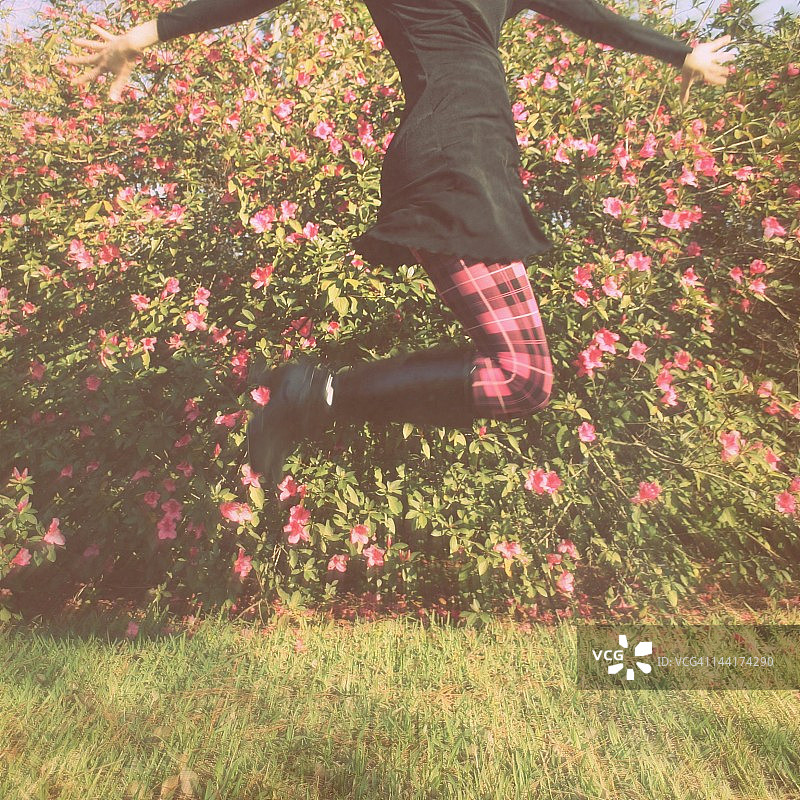 穿着粉色紧身裤的女孩图片素材