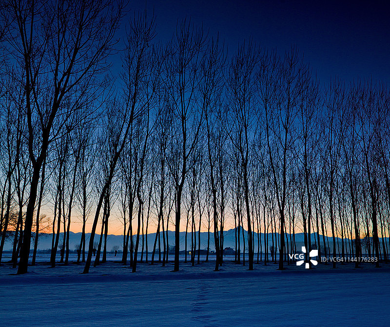 黑暗边缘的蒙维索山图片素材