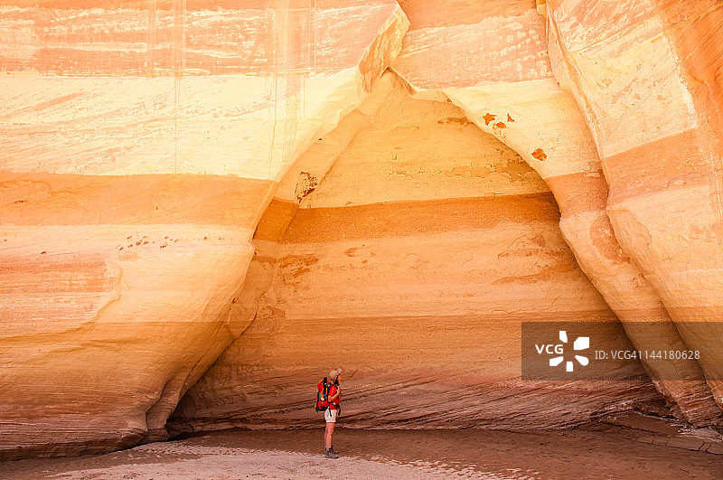 站在彩色岩石前的女人图片素材