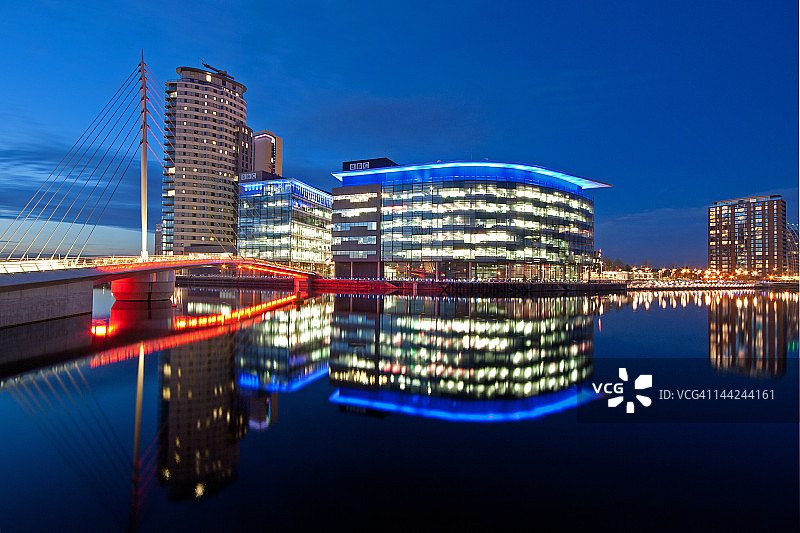 蓝色时刻的曼彻斯特BBC媒体城图片素材