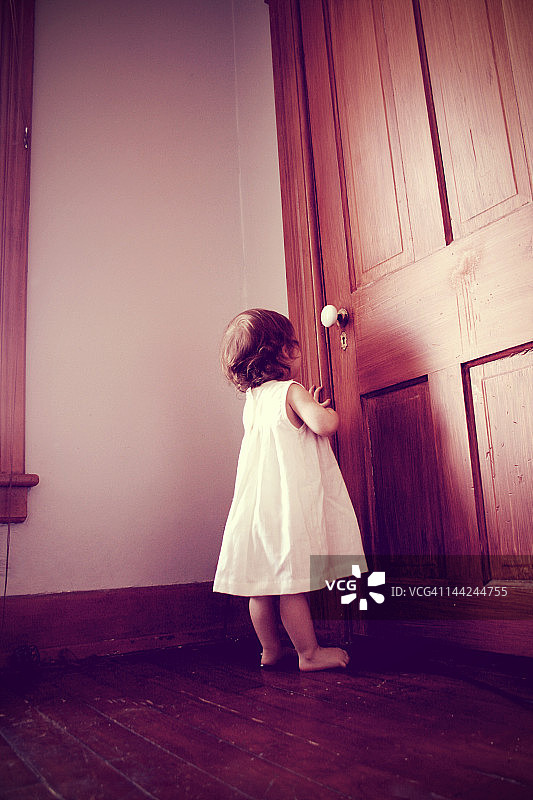 女孩偷看钥匙孔图片素材