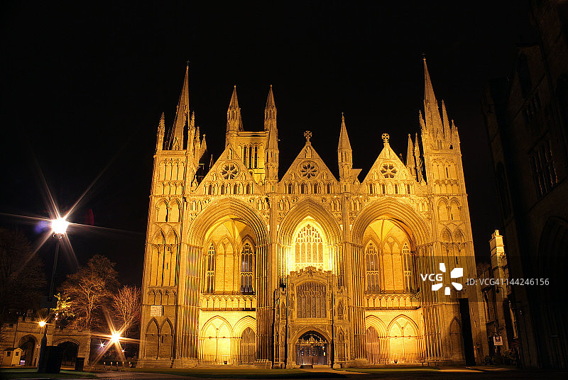夜幕下的彼得伯勒大教堂图片素材