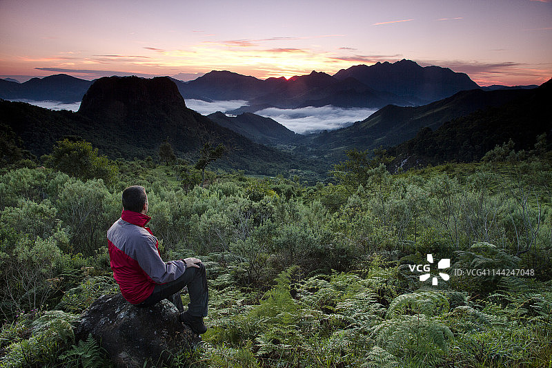 三峰日出图片素材