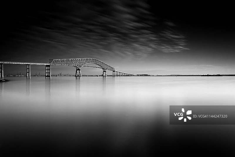 黎明时分的钥匙桥图片素材