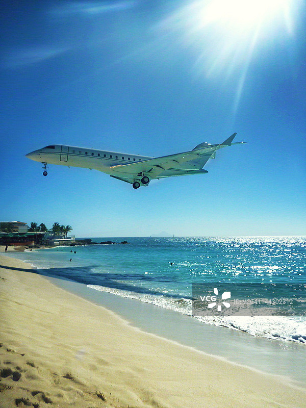 飞机飞越马霍海滩图片素材
