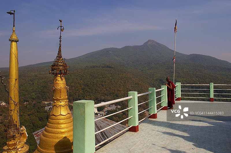 远处火山波帕山图片素材