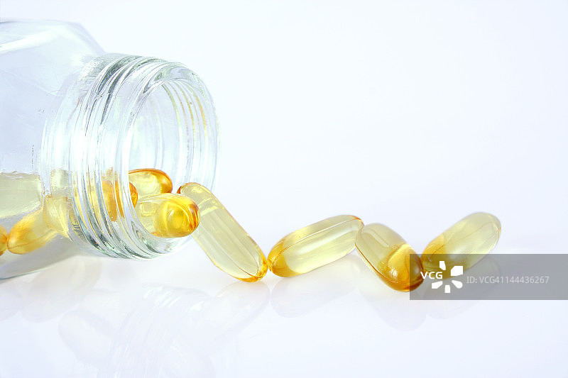 从瓶子里倒出的胶囊图片素材