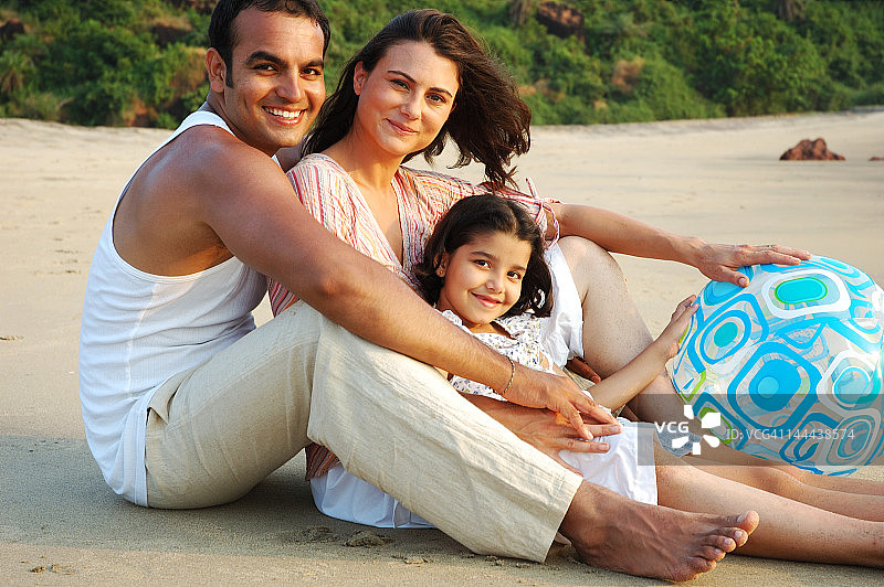 全家在海滩上度假图片素材