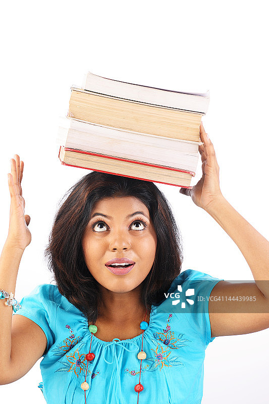 头顶着书本的少女肖像图片素材