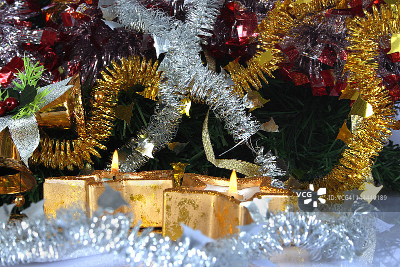 圣诞节点燃的精美蜡烛图片素材