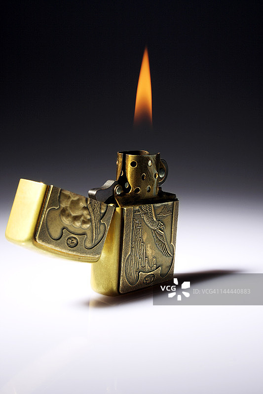 燃烧的打火机图片素材