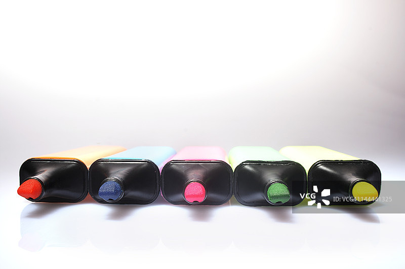 排列成行的马克笔图片素材